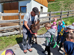 Kinder+streicheln+den+Esel