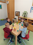 Kinder+sitzen+am+Tisch