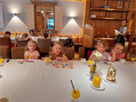 Kinder+sitzen+am+Tisch