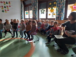 Kinder+singen+dem+Nikolaus+vor