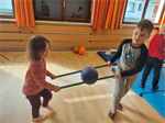 Kinder+balancieren+Ball
