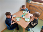 Kinder+sitzen+am+Tisch+und+essen