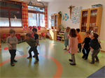 Kinder+bewegen+sich+im+Raum