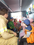 Kinder+sitzen+im+Feuerwehrauto