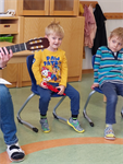 Kind+spielt+ein+Instrument
