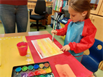 Kind+malt+mit+Wasserfarben