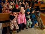 Kinder+sitzen+in+der+Kirche