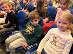 Kinder+sitzen+im+Publikum