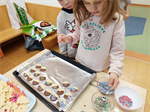 Kinder+verzieren+Kekse+mit+Streusel