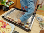 Kinder+verzieren+Kekse+mit+Streusel