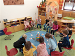 Kinder+sitzen+im+Kreis