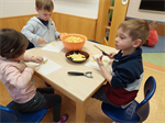 Kinder+schneiden+Kartoffeln
