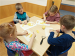 Kinder+schneiden+Kartoffeln