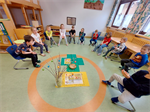 Kinder+sitzen+im+Kreis
