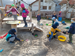 Kinder+spielen+Sand